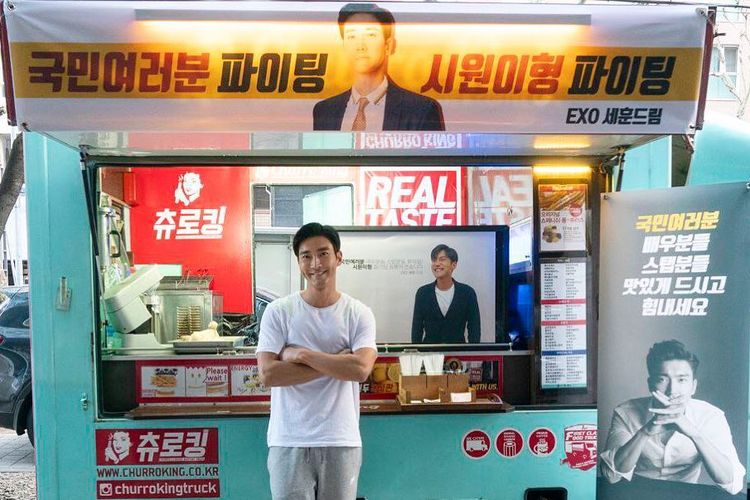 Bintang K-pop Choi Siwon berpose di depan food truck yang dikirim Sehun EXO di lokasi shooting drama My Fellow Citizens.