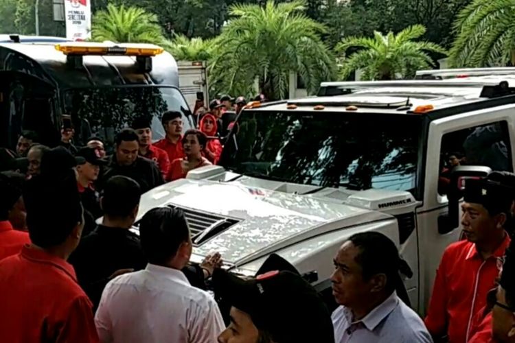 Hummer Perindo saat diminta mundur dan menyingkir dari gerbang KPU oleh masa PDIP, Jakarta,.Selasa (17/7/2018)