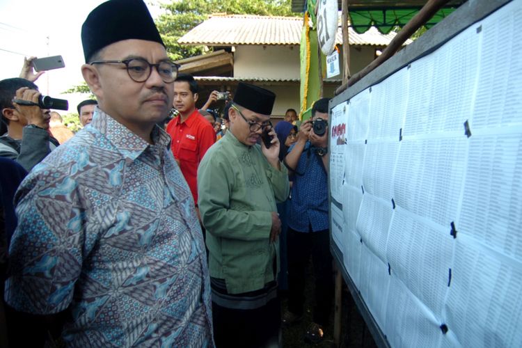Calon gubernur Jawa Tengah, Sudirman Said (kiri), melihat papan nama pemilih saat meninjau TPS 21 Desa Slatri, Brebes, Jawa Tengah, Rabu (27/6/2018). Sudirman mengajak warga untuk menyalurkan hak pilihnya pada Pilkada serentak 2018.