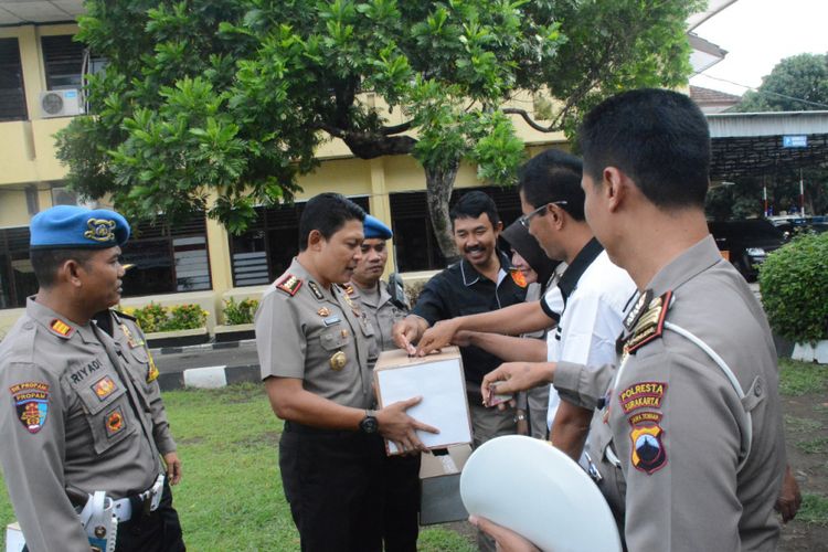 Kegiatan penggalangan bantuan untuk korban tsunami Banten dan Lampung di Polresta Surakarta.