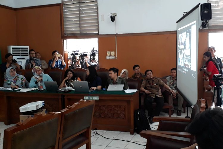 KPK menunjukan video dimulainya sidang pokok perkara di Pengadilan Tipikor, di sidang praperadilan, Rabu (13/12/2017)