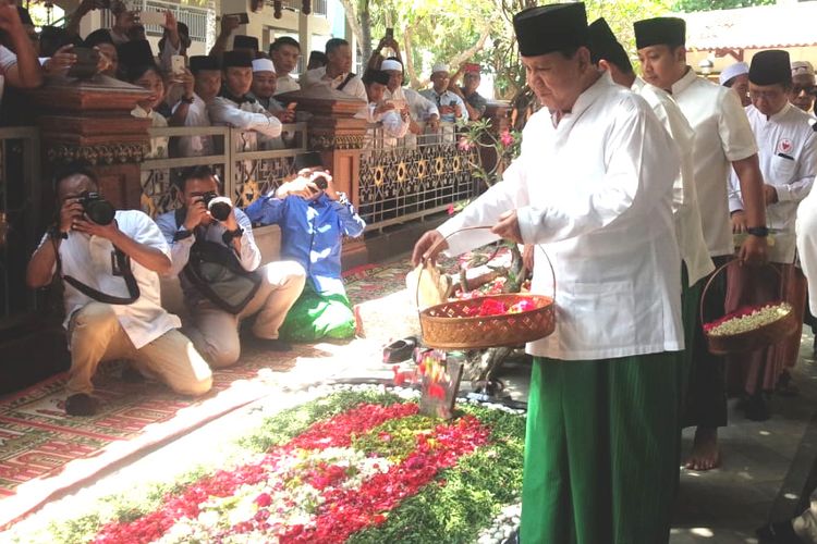 Calon Presiden RI, Prabowo Subianto, menaburkan bunga di makam presiden RI ke-4, KH. Abdurrahman Wahid (Gus Dur).