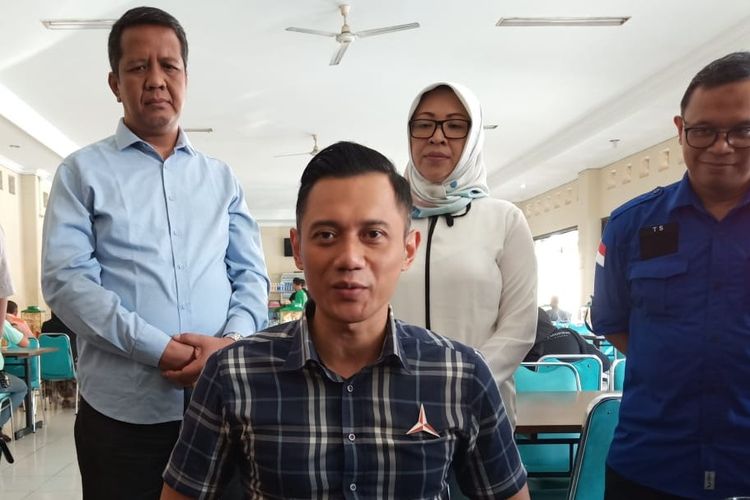 Komandan Satuan Tugas Bersama (Kogasma) Partai Demokrat, Agus Harimurti Yudhoyono (AHY) memberikan keterangan pers di Solo, Jawa Tengah, Senin (8/4/2019).