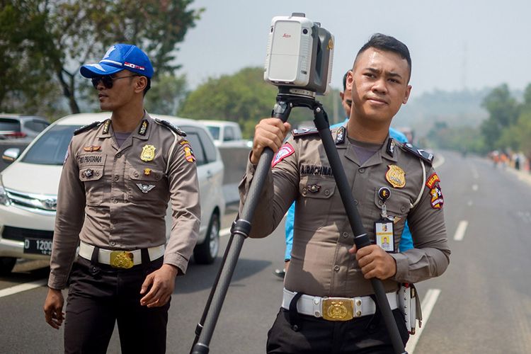 Petugas Traffic Accident Analysis (TAA) Polda Jabar membawa  alat 3D Scanner saat melakukan olah TKP kecelakaan beruntun di KM 91 Tol Cipularang, Kabupaten Purwakarta, Jawa Barat, Selasa (3/9/2019). Olah TKP tersebut dilakukan untuk mengetahui penyebab kecelakaan beruntun yang melibatkan 21 kendaraan dan menyebabkan 8 orang tewas pada Senin kemarin.