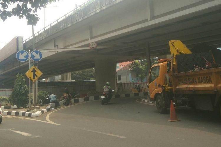 Tiang pembatas jalan di Mampang Prapatan yang sempat bengkok namun sudah diperbaiki Dinas Bina Marga DKI Jakarta, Jumat (11/8/2017).