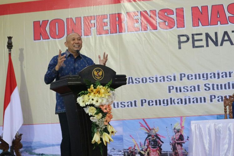 Kepala Staf Kepresidenan Teten Masduki ketika membacakan pidatonya dalam acara Konferensi Nasional Hukum Tata Negara (HNKTN) 2017, di Aula Pemerintah Jember, Jawa Timur, Sabtu (11/11/2017). 