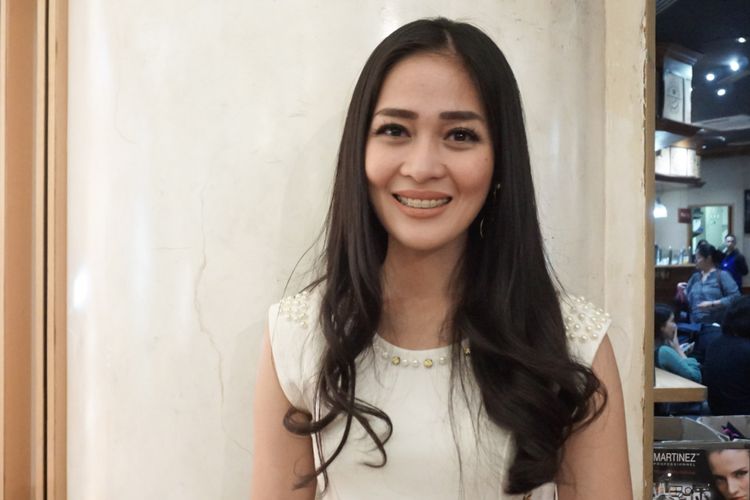 Artis peran yang juga pembawa acara Gracia Indri saat ditemui di The Celebrity Make Up by Martinez Professionel di Pondok Indal Mall, Jakarta Selatan, Jumat (3/8/2018).