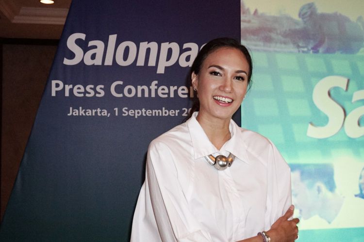 Artis peran Nadine Chandrawinata saat ditemui di acara Pengenalan Brand Ambasador Salonpas di Shangri La Hotel, Karet, Jakarta Selatan, Sabtu (1/9/2018). 