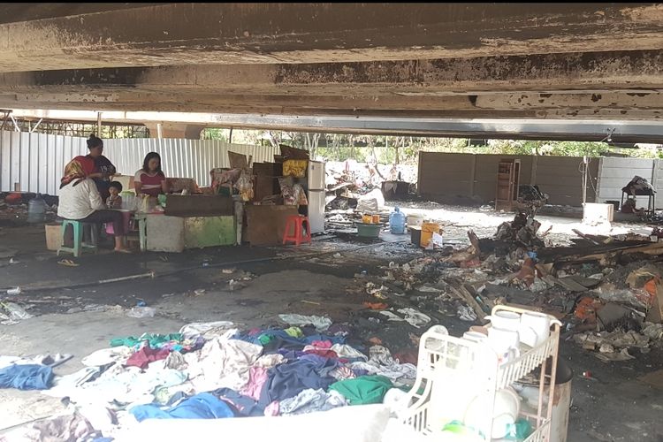 Kondisi korban kebakaran yang sudah mulai beraktivitas membuka warung di kolong tol pluit, Selasa (16/4/2019)
