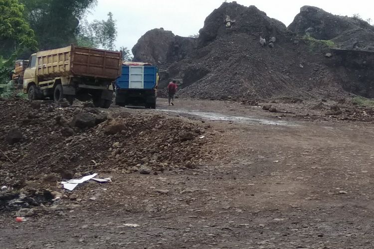 Salah satu lokasi galian pasir di kawasan bukit Jalan Mangkubumi-Indihiang (Mangin) Kota Tasikmalaya yang hampir rata, Senin (3/12/2018)