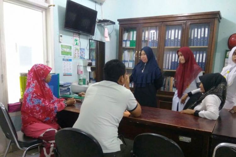 Polisi membawa tersangka kasus pencabulan berinisial N di Rumah Sakit Jiwa (RSJ) Banda Aceh, Jumat (22/2/2019)