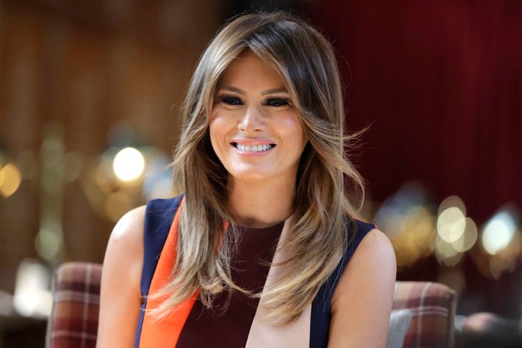 Melania Trump mengenakan busana rancangan Victoria Beckham saat berkunjung ke Inggris.