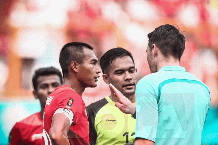 Hansamu Yama dan Andritany melancarkan protes kepada wasit dalam pertandingan Timnas U-23 Indonesia vs Uni Emirat Arab pada babak 16 besar Asian Games 2018. 