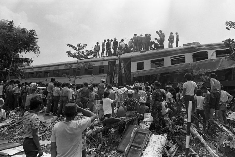 101 korban tewas dan 238 orang luka berat yang tercatat kibat terjadi kecelakaan kereta api terbesar dan paling tragis dalam sejarah perkeretaapian di Indonesia, Senin pagi ( 19/10/1987 )  pukul 07.10 WIB di kampung Pondok Betung, RW IX, Kelurahan Bintaro, Kecamatan Kebayoran Lama Jakarta Selatan. Tabrakan antara KA patas no.220 dari Tanah Abang menuju Merak dengan LA no. 225 dari Rangkasbitung menuju Tanah Abang.