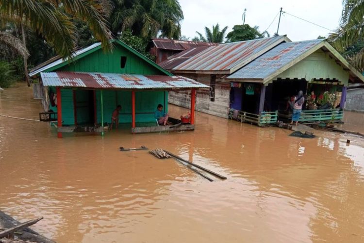 Warga bertahan di lokasi banjir Desa Rimo, Kecamatan Gunung Meriah, Kabupaten Aceh Singkil, Jumat (12/10/2018)