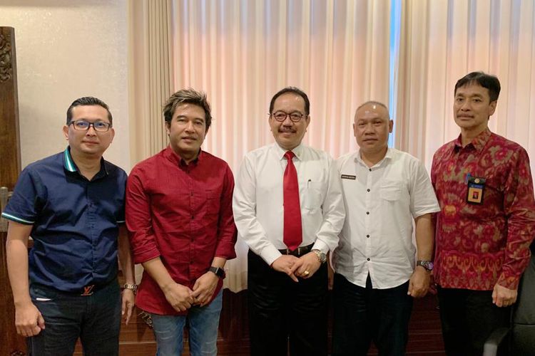Produser Kajeng Kliwon Bambang Drias (mengenakan kemeja merah) bersama Wakil Gubernur Bali Tjokorda Oka Artha Ardhana (tengah).