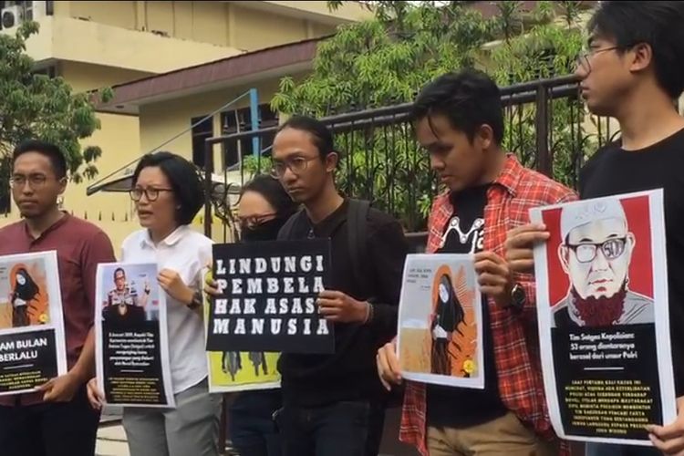 Sejumlah lembaga swadaya masyarakat mengadakan aksi singkat di sekitar Mabes Polri, Jakarta Selatan, Senin (15/7/2019), dalam rangka mendesak Polri untuk menuntaskan kasus penyiraman air keras kepada penyidik Komisi Pemberantasan Korupsi (KPK) Novel Baswedan.