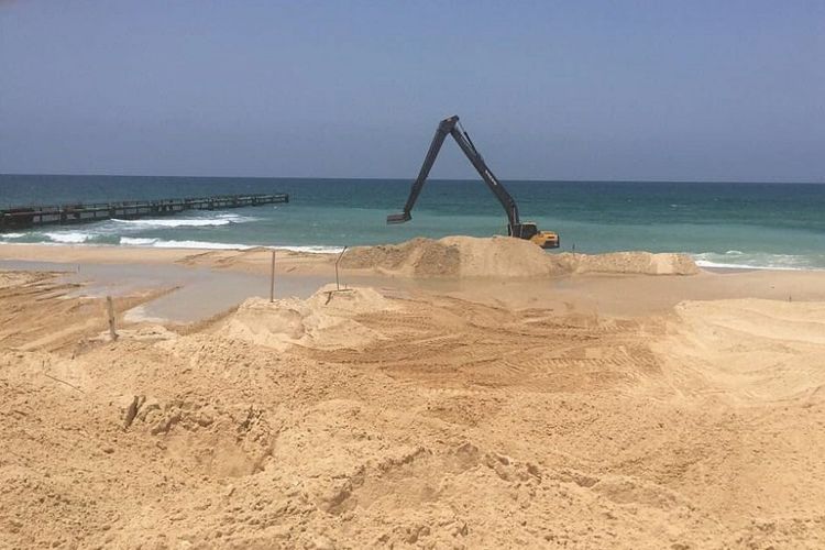 Alat berat tampak beroperasi dalam proyek pembangunan penghalang bawah laut di dekat perbatasan Israel dengan Jalur Gaza.