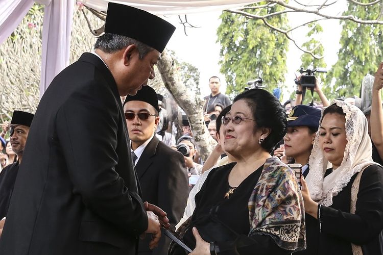 Presiden ke-6 Susilo Bambang Yudhoyono  (kiri) berbincang dengan Presiden Ke-5 Megawati Soekarnoputri (kanan) saat menghadiri pemakaman  ibu negara Ani Yudhoyono  di Taman Makam Pahlawan Nasional Utama (TMP) Kalibata, Jakarta, Minggu (2/6/2019). ANTARA FOTO/Olhe/Lmo/nz