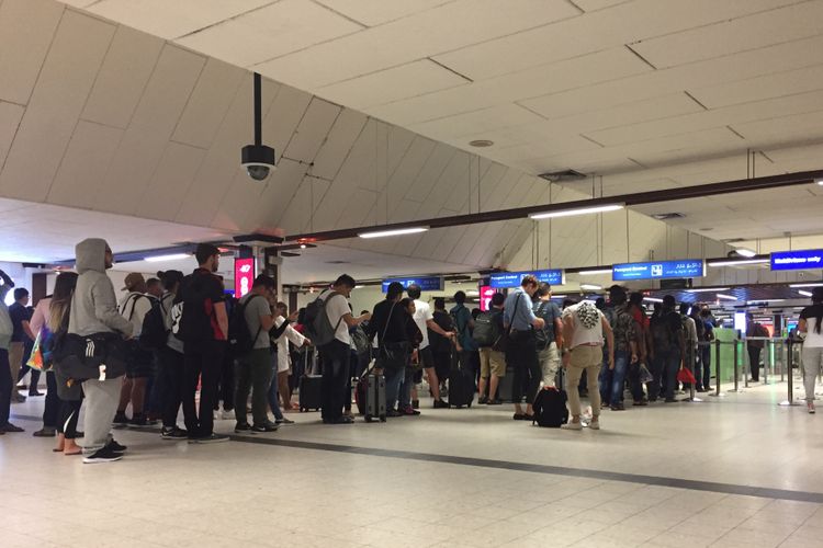 Antrean di imigrasi di Bandara Velana, Male, Maldives.