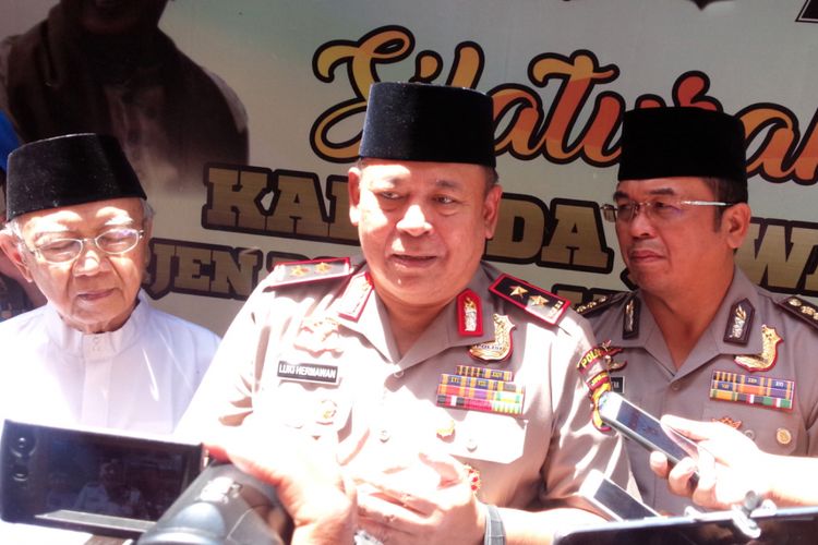 Kapolda Jatim, Irjen Pol Luki Hermawan, didampingi pengasuh Pesantren Tebuireng Jombang, KH. Salahuddin Wahid dan Kadiv Humas Polda Jatim, Kombes Pol. Frans Barung Mangera, di Pesantren Tebuireng Jombang, Minggu (7/10/2018).