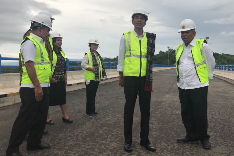 Presiden Joko Widodo usai meresmikan beroperasinya Bendungan Raknamo di Kabupaten Kupang, Nusa Tenggara Timur, Selasa (9/1/2018).