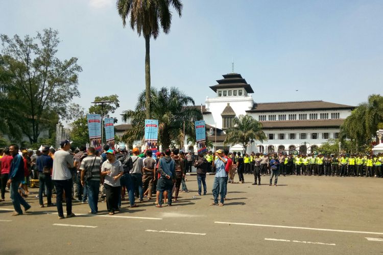 Sejumlah sopir angkutan umum tengah melakukan aksi unjuk rasa di Gedung Sate, Jalan Diponegoro, Kota Bandung.