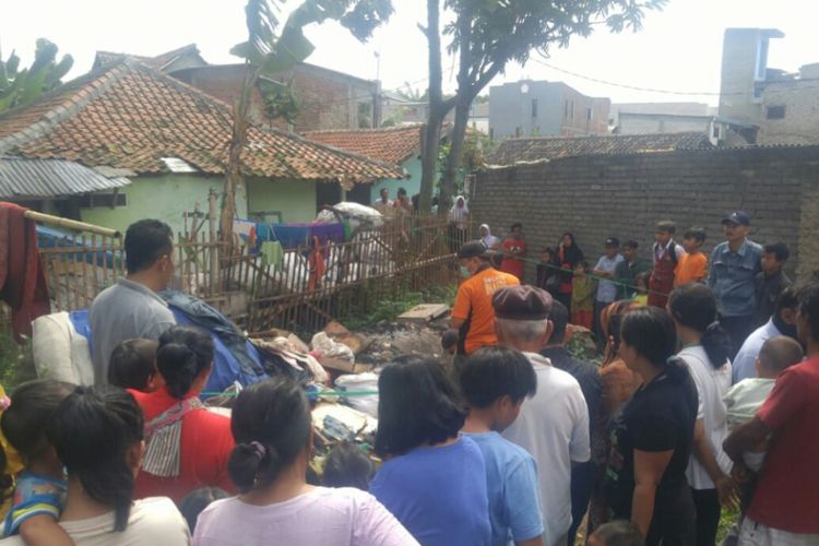 Inafis Polrestabes Bandung tengah melakukan olah TKP penemuan mayat bayi di Gang Cikahuripan, Kota Bandung, Kamis (7/1/2019). 