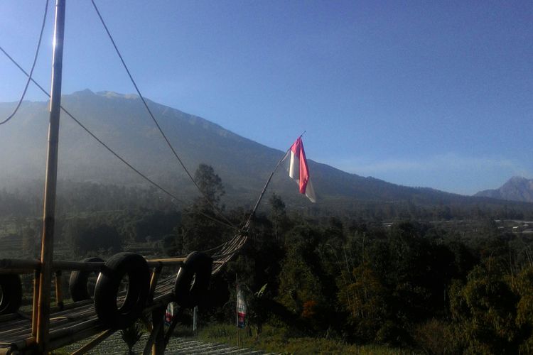 Wisata panorama biasanya memandang dari ketinggian. Kali ini, kita bisa memandang ketinggian Gunung Merbabu, lantas memotret diri berlatar gunung itu. 