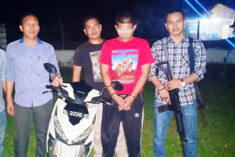Polisi memperlihatkan tersangka dan barang bukti kasus perampasan sepeda motor di Mapolres Aceh Utara, Selasa (19/2/2019) malam