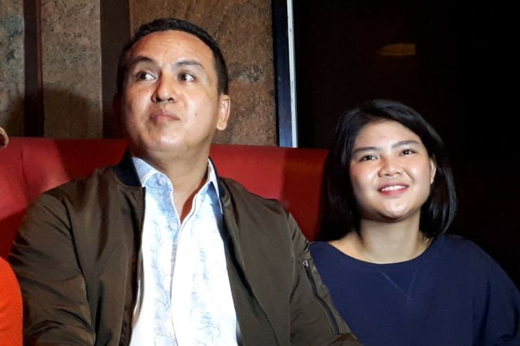 Rosa Meldianti dan kuasa hukumnya Rudi Kabunang dalam jumpa pers di Hotel Ambara, Kebayoran Baru, Jakarta Sekatan, Senin (5/11/2018).