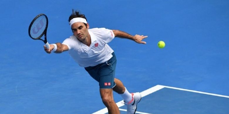 Petenis Swiss, Roger Federer, melawan Daniel Evans di babak kedua Australian Open 2019 di Rod Laver Arena, Melbourne, Rabu (16/1/2019).