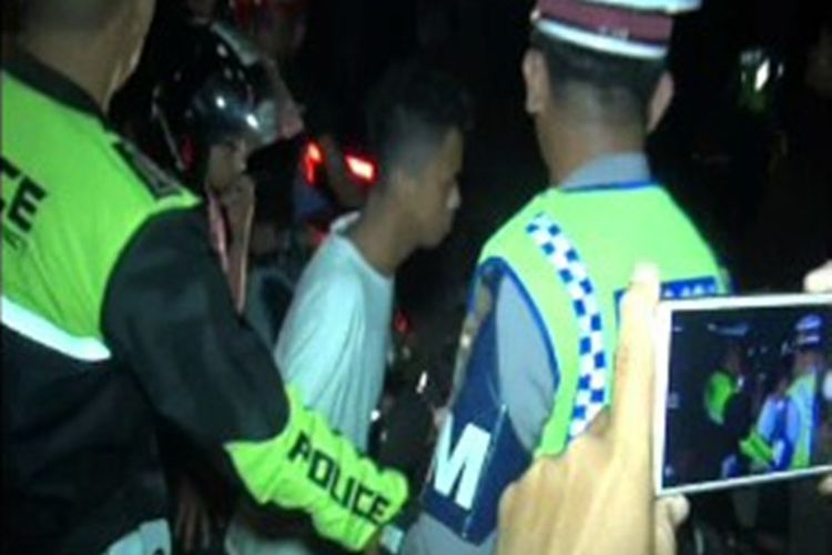 Dua pemuda yang diketahui sedang mabuk nekat menerobos barikade polisi yang sedang menggelar operasi zebra di jalan trans Sulawesi, Mamuju Utara, Sulawesi Barat, Senin malam (6/11/2017).