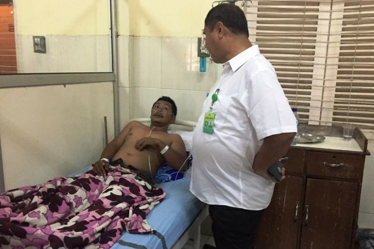 Salah satu warga Desa Kalianyar, Kecamatan Ijen, Kabupaten Bondowoso, Jawa Timur, yang terpapar gas beracun Gunung Ijen, sedang dirawat intensif di Rumah Sakit Daerah Koesnadi, Kamis (22/3/2018).
