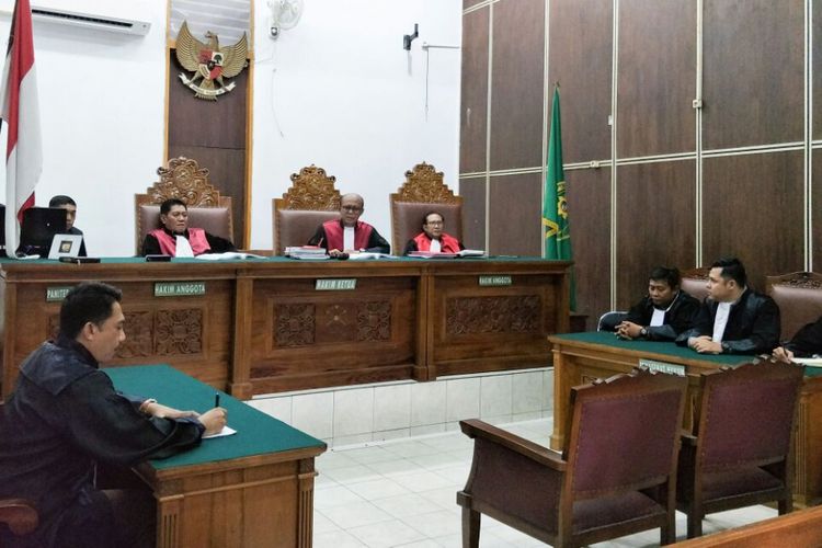 Persidangan Gatot Brajamusti dalam kasus kepemilikan senjata api dan hewan yang dilindungi di Pengadilan Negeri Jakarta Selatan, Selasa (27/3/2018).