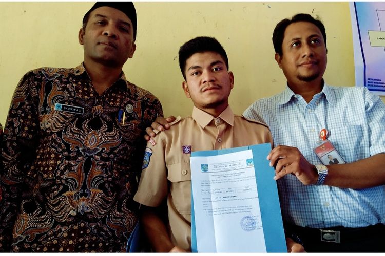 Setelah berjuang mendapatkan kelulusan, Aldi Irpan, siswa kelas XII Jurusan IPS, akhirnya diluluskan oleh pihak sekolah SMAN 1 Sembalun, Lombok Timur, Sabtu (25/5/2019).

