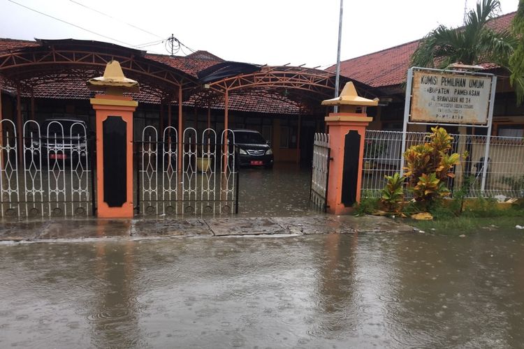 Kantor KPU Kabupaten Pamekasan, selalu menjadi langganan banjir ketika hujan deras. Namun kotak suara kardus aman di gudang penyimpanan. 