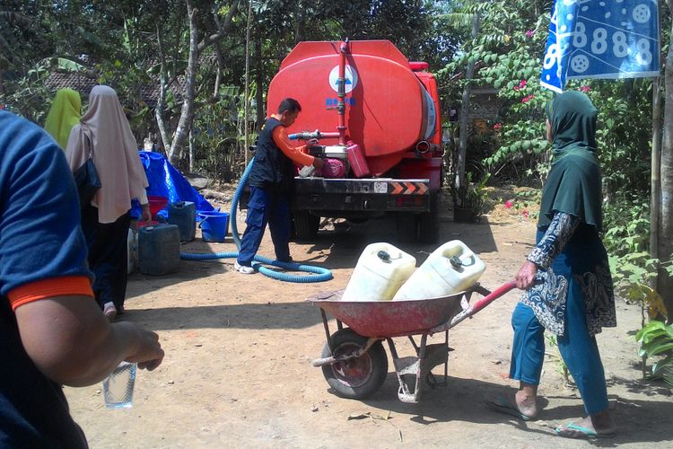 Warga di Desa Kembang, Nanggulan, Kulon Progo, DIY, mengantre mendapatkan air bersih. BPBD Kulon Progo mengirim 10.000 liter di tahap awal, Rabu (1/8/2018). 