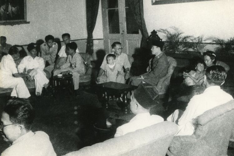 Kepada P.D.R.I ( Pemerintah Darurat Republik Indonesia ) Sjafrudin Prawiranegara S.H tiba di Maguwo disambut oleh Wakil Presiden Drs. Moh Hatta dan di Istana oleh Presiden, Soekarno 