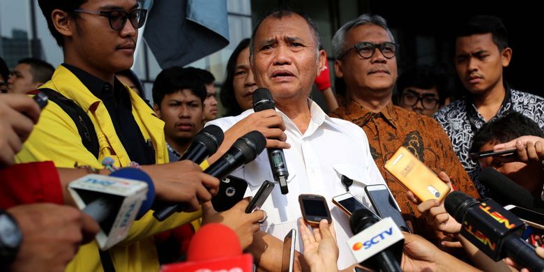 Ketua KPK Agus Rahardjo memberikan keterangan pers di Gedung Komisi Pemberantasan Korupsi (KPK), Jakarta, Jumat (14/7/2017). Keterangan pers ini berkaitan dengan aksi massa yang menyuarakan penolakan terhadap digulirkannya hak angket DPR terhadap KPK.