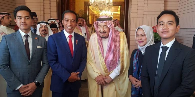 Presiden Joko Widodo dan istrinya Iriana Jokowi serta kedua putranya Gibran Rakabuming Raka dan Kaesang Pangarep saat bertemu dengan Raja Salman bin Abdulaziz al-Saud di Istana Pribadi Raja di Riyadh, Arab Saudi, 14 April 2019.
