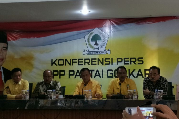 Para pengurus Partai Golkar saat menggelar konferensi pers di Kantor DPP Golkar, Jakarta ,Kamis (24/1/2018)