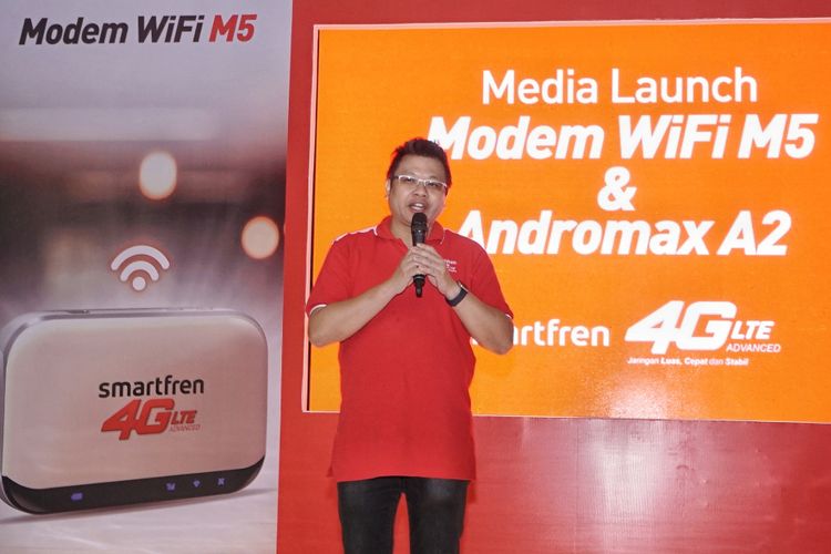 VP Brand and Communications Smartfren Derrick Surya dalam acara peluncuran ponsel Andromax A2 dan MiFi M5 yang sanggup merangkap sebagai powerbank di Jakarta, Rabu (27/9/2017).
