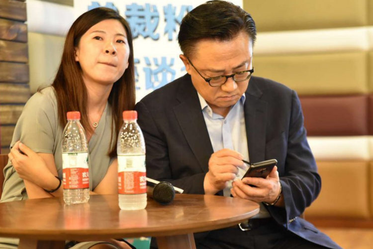 CEO Samsung, DJ Koh, tertangkap kamera menjajal sebuah ponsel yang diduga kuat adalah Galaxy Note 9.