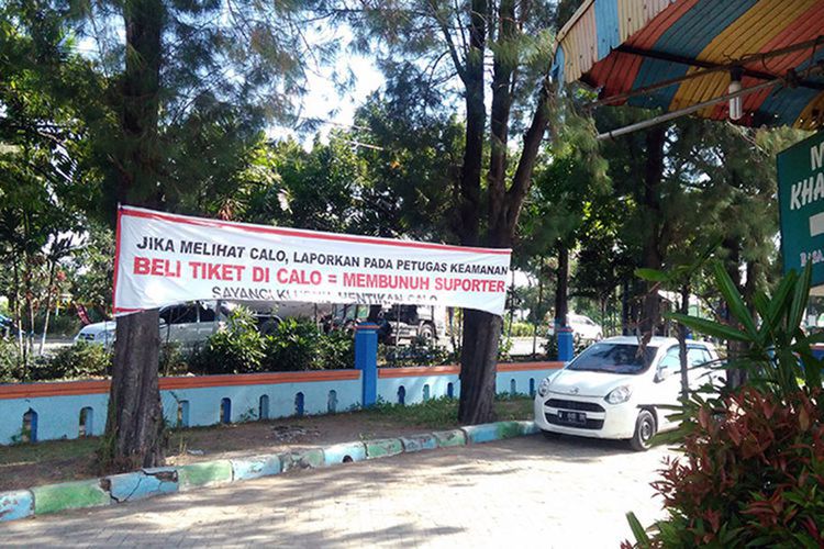 Salah satu spanduk yang terpasang di sekitar Stadion Surajaya, Lamongan, guna meredam praktik percaloan tiket.