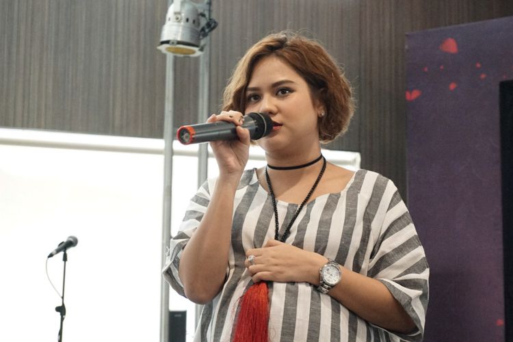 Penyanyi Mytha Lestari dalam peluncuran album Story of a Broken Heart di sebuah restoran cepat saji di kawasan Kemang, Jakarta Selatan, Rabu (25/7/2018).
