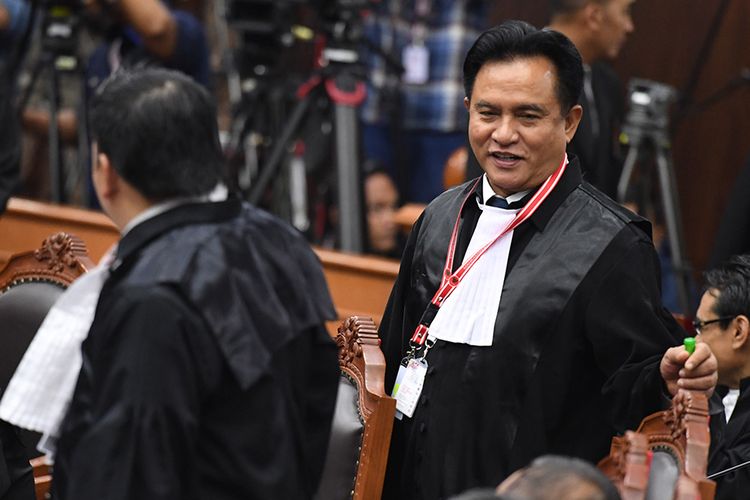 Ketua tim kuasa hukum pasangan calon presiden dan calon wakil presiden nomor urut 01 Yusril Ihza Mahendra selaku pihak terkait bersiap mengikuti sidang lanjutan Perselisihan Hasil Pemilihan Umum (PHPU) Pilpres 2019 di Gedung Mahkamah Konstitusi, Jakarta, Selasa (18/6/2019). Sidang tersebut beragendakan mendengarkan jawaban termohon, pihak terkait dan Bawaslu.