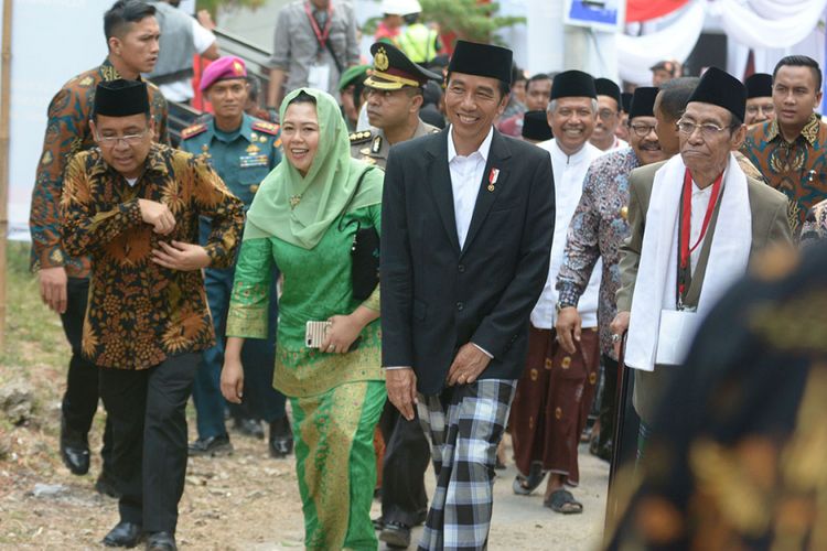 Presiden RI Joko Widodo saat menghadiri peringatan Hari Perdamaian Internasional 2017 di pondok pesantren Annuqoyah Guluk-Guluk Sumenep. Jokowi mengajak para ulama Madura untuk menjaga perdamaian. 