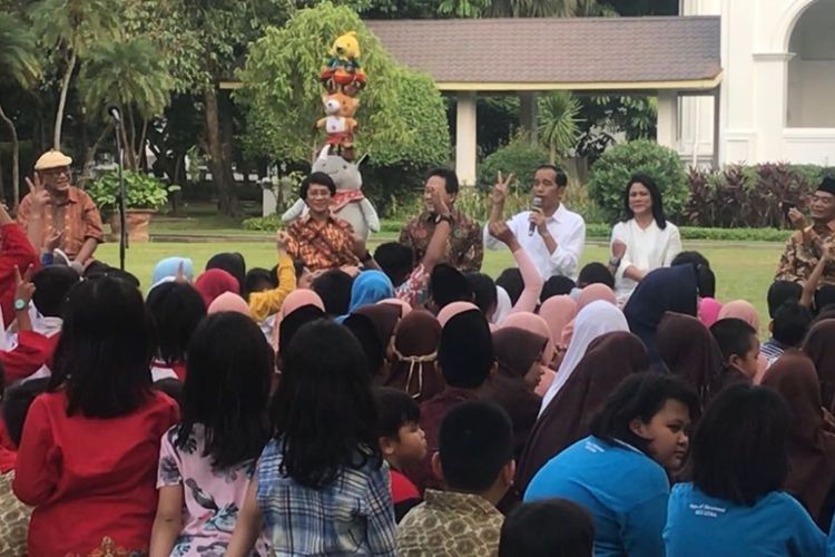 Presiden Joko Widodo, Jumat (20/7/2018), saat bermain bersama 300-an anak dari sejumlah sekolah di Jakarta di halaman tengah Istana Presiden Jakarta. 