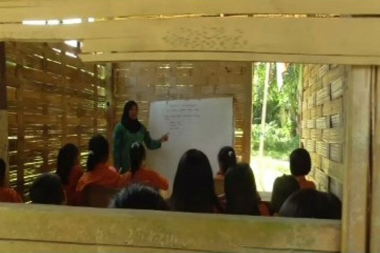 Tujuh tahun mengabdi di sekolah reot, guru sukarela di Mamuju, Sulawesi Barat ini berharap diangkat menjadi ASN. 